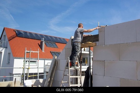 Bricklayer works on a new detached house-stock-foto