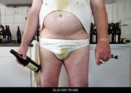 Scruffy man with empty beer bottles, symbolic image for Hartz IV, the German unemployment benefit-stock-foto