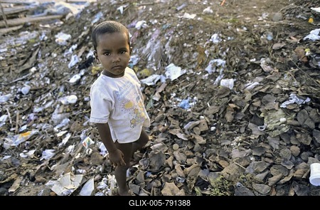 Street child rummaging through a garbage dump, Mahabalipuram, Tamil Nadu, India, Asia-stock-foto