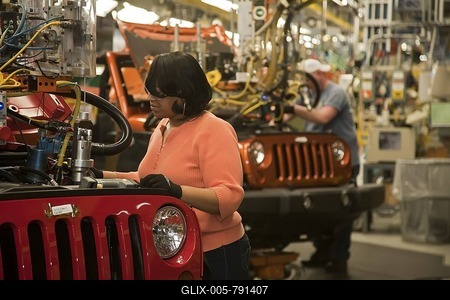 Workers assemble a Jeep at a Chrysler assembly plant, Toledo, Ohio, USA-stock-foto