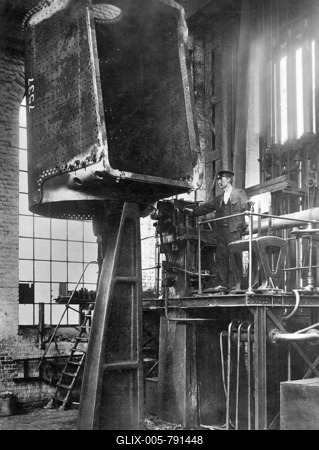 Steam locomotive construction, boiler being riveted with a hydraulic press, Borsigwerke Berlin-Tegel Factory, Germany, historic photograph, around 1910-stock-foto