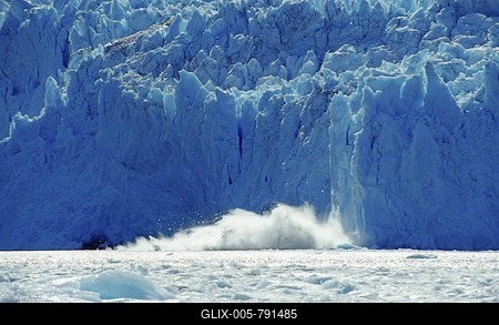 Ice falling from Chenega Glacier into the sea, Prince William Sound, Alaska, USA-stock-foto