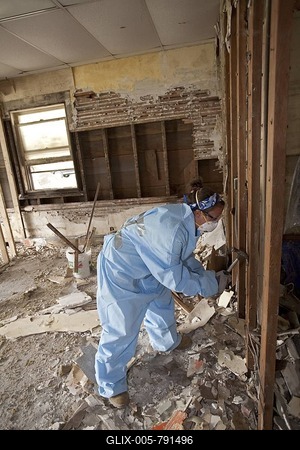 Volunteer guts a building damaged in the 2008 Iowa flood, Cedar Rapids, Iowa, USA-stock-foto