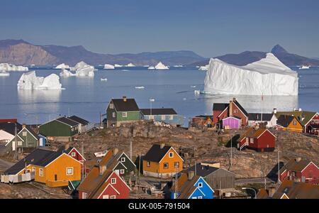 Uummannaq village with colourful houses and icebergs in the fjord, North-Greenland, Greenland-stock-foto