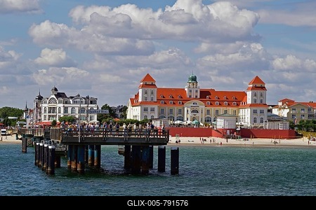 Spa hotel, jetty, Baltic resort Binz, Rügen, Mecklenburg-Western Pomerania, Germany-stock-foto