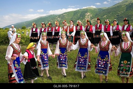 Dance group wearing traditional costumes, Rose Festival, Karlovo, Bulgaria, Europe-stock-foto