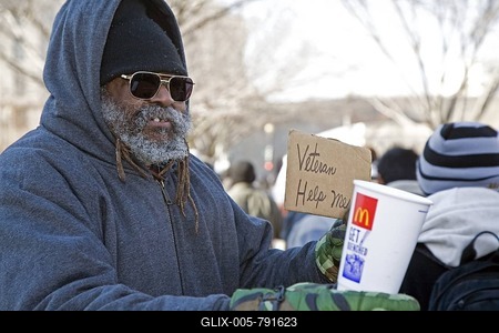 A man carries a sign reading "Veteran--Help Me" as he asks passersby for money near the National Mall, Washington, DC, USA-stock-foto