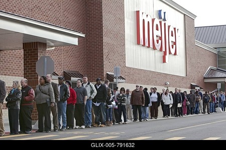 Unemployed residents of the Detroit area lined up to apply for 200 jobs at a new Meijer store, Rochester Hills, Michigan, USA-stock-foto