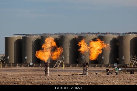 Natural gas is flared off as oil is pumped in the Bakken shale formation; the gas is burned because no pipelines have been built to transport it to market, Watford City, North Dakota, United States-stock-foto