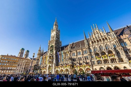 Church of Our Lady, St Mary's Column and New Town Hall on Marienplatz, tourists, Munich, Bavaria, Germany-stock-foto