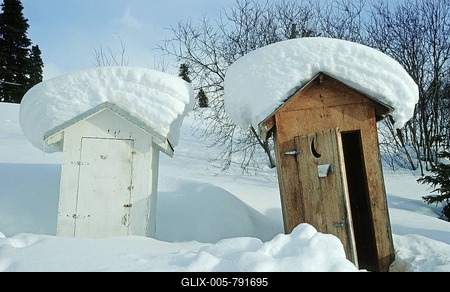 Snow-covered outhouse in winter, Alaska, North America-stock-foto