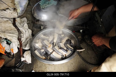 Inuit cooking whale fat to eat as muktuk, Kaktovik, North Slope, Beaufort Sea, Alaska, USA, America-stock-foto