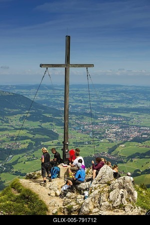 Hikers at the summit, view from Rubihorn, 1957m,  Iller Valley, Allgäu, Bavaria, Germany-stock-foto