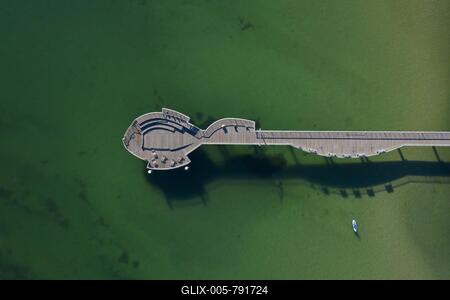 Aerial view over wooden fish-shaped pleasure pier at seaside resort Niendorf along the Baltic Sea, Timmendorfer Strand, Schleswig-Holstein, Germany-stock-foto