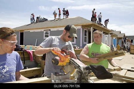 Young volunteers build new houses in a Habitat for a Humanity project to replace some of the housing destroyed by Hurricane Katrina, New Orleans, Louisiana, USA-stock-foto