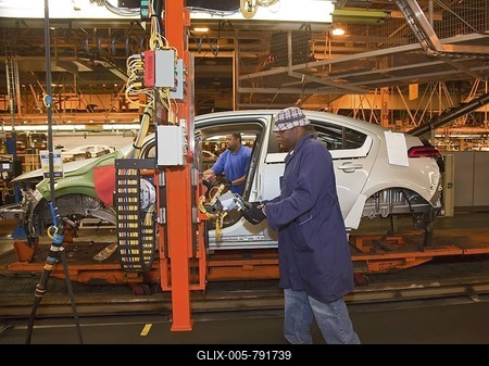 Workers install the instrument panel in the Chevrolet Volt at General Motors' Detroit-Hamtramck Assembly Plant, the Volt is powered by electricity; it uses a small gasoline engine to generate electricity after the car's lithium-ion battery is depleted, Detroit, Michigan, USA-stock-foto