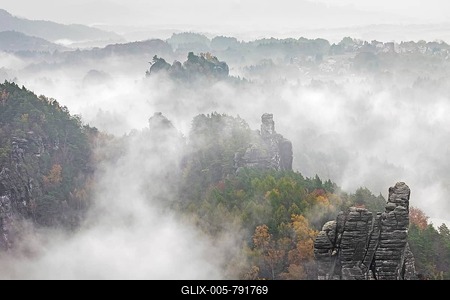 View over the Raaber Kessel in the mist in the Elbe Sandstone Mountains, Saxonian Switzerland National Park, Saxony, East Germany-stock-foto