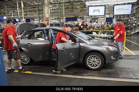 Workers assembling the 2012 Ford Focus at Ford Motor Co.'s Michigan Assembly Plant, Wayne, Michigan, USA, America-stock-foto