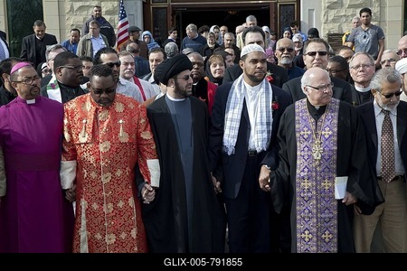 Religious leaders from Muslim, Christian, and Jewish faiths led a prayer service and vigil at the Islamic Center of America in opposition to Rev. Terry Jones, the anti-Islamic Florida pastor who burned the Quran; Dearborn, Michigan, USA, America-stock-foto