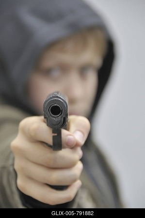 Ten-year-old boy with plastic gun-stock-foto