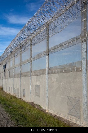 The Border Patrol's new fence between the United States and Mexico, which has been repeatedly patched after holes were cut in it, San Ysidro, California, USA-stock-foto