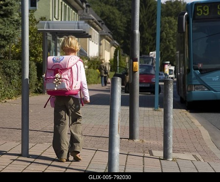 6-year-old child on her way to school, Frankfurt, Hesse, Germany, Europe-stock-foto