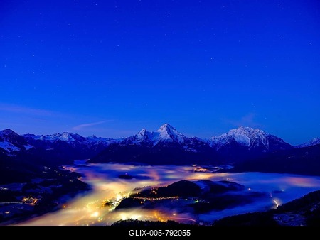 Fog in the valley basin of Berchtesgaden, behind the Steinerne Meer, Watzmann and Hochkalter, dawn, winter landscape, Berchtesgaden, Schönau am Königssee, Berchtesgadener Land, Upper Bavaria, Bavaria, Germany-stock-foto