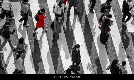 Single person in red, Shibuya crossing, crowds at intersection, many people cross zebra crossing, black and white, Shibuya, Udagawacho, Tokyo, Japan-stock-foto