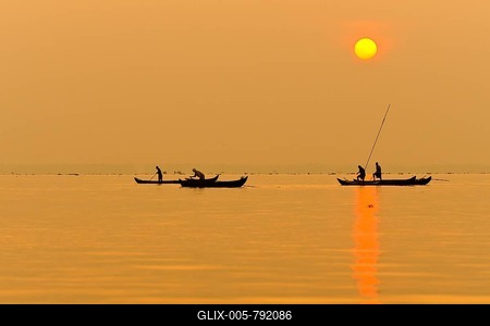 Fishermen fishing on Lake Vembanad at sunrise, Kerala, southern India, India, Asia-stock-foto