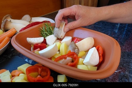 Southern German cuisine, preparing vegetables from the Römertopf, putting mushrooms in Römertopf, herb mushrooms, carrots, red peppers, man's hand, Germany-stock-foto