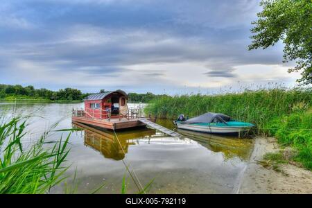 Houseboat anchored in a bay at the Beetzsee, Brandenburg an der Havel, Havelland, Brandenburg, Germany-stock-foto