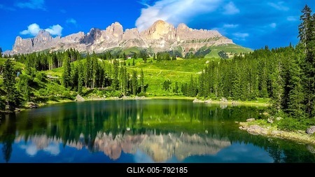 Stunning view of latemar mountain group reflecting in the emerald smooth water of lake carezza on a sunny summer day, dolomites, italian alps-stock-foto