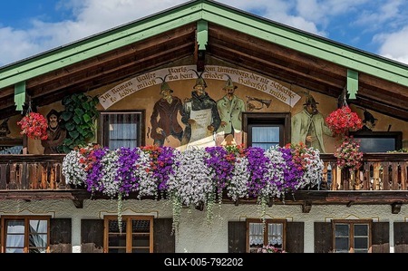 Farmhouse with Lüftlmalerei wall paintings and floral decoration, Miesbach, Upper Bavaria, Bavaria, Germany-stock-foto