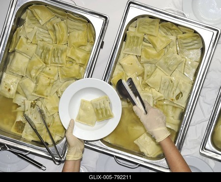 Food distribution, Swabian specialty food, filled pasta, in a lunchroom-stock-foto