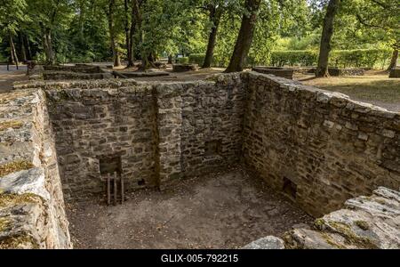 Ruins, foundation walls, cellars, wells, cisterns, remains of camp village vicus, Roman fort Saalburg, reconstructed cohort fort, museum, archaeological park, Upper Germanic Raetian Limes, border Roman Empire, Bad Homburg vor der Höhe, Taunus, Hesse, Germany-stock-foto