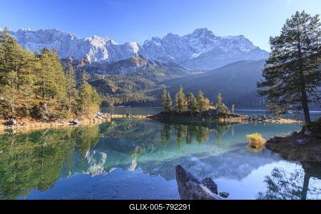 Steep mountains reflected in lake, evening light, autumn, Eibsee lake, Zugspitze, Bavaria, Germany-stock-foto