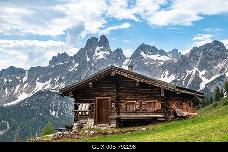 Alpine hut in front of the peaks of Bischofsmütze, Sulzenalm, Filzmoos, Salzburg, Austria-stock-foto