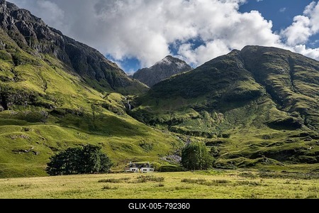 Achnambeithach Cottage on the shore of Loch Achtriochtan, above it the 1150 metre high Munro Bidean nam Bian, Glencoe, Highlands, Scotland, United Kingdom-stock-foto