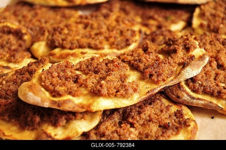 Arab pizza, Lahm bi-Adschin with ground lamb, peppers and tomatoes in a restaurant in Beirut, Lebanon, Middle East, Orient-stock-foto