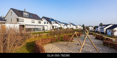 Modern single-family houses in new development, photovoltaic systems, energy-saving house, playground, Waiblingen-Hohenacker, Waiblingen, Baden-Württemberg, Germany-stock-foto