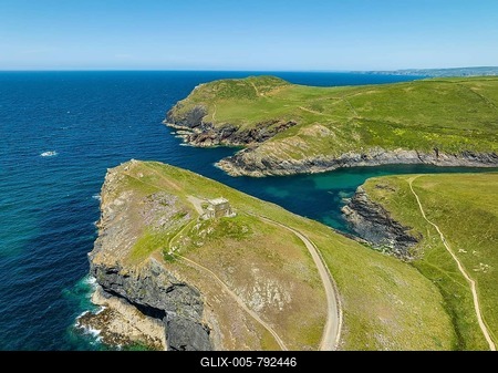 Aerial view of Port Quin with Doyden Castle, built around 1830, on a cliff near Port Quin, Port Isaac, North Cornwall, England, United Kingdom-stock-foto