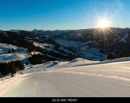 Freshly prepared ski slope with sunshine, morning sun, view to the Brixental, Skiwelt Wilder Kaiser-Brixental, Hochbrixen, Brixen im Thale, Tyrol, Austria-stock-foto