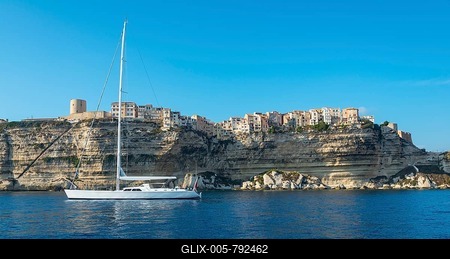 Sailing boat, old town on chalk cliffs, Bonifacio, Corsica, France-stock-foto
