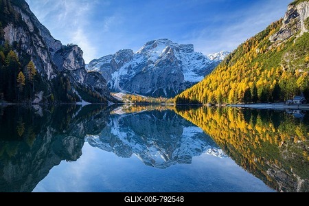 Croda del Becco, Seekofel, reflected in lake in autumn, Braies Lake, Lago di Braies, Pragser Wildsee, Bolzano Province, Bozen Province, Alto Adige, South Tyrol, Dolomites, Italy-stock-foto