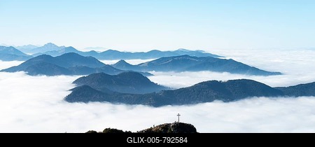View from the summit of Breitenstein to the summit of Bockstein, high fog above the valley, Fischbachau, Bavaria, Germany-stock-foto