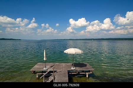 Lake Starnberg with bathing jetty and parasol, Seeshaupt, Upper Bavaria, Bavaria, Germany-stock-foto