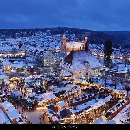 Christmas Market at dusk, Freudenstadt, Black Forest, Baden-Württemberg, Germany-stock-foto