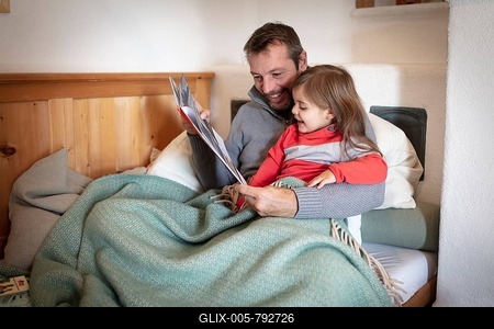 Father reading aloud with daughter, Bavaria, Germany-stock-foto