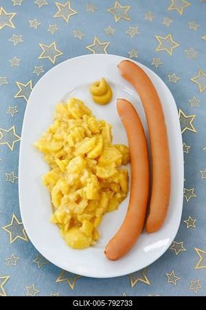 Swabian cuisine, potato salad with string sausages, Wienerle, Wiener sausages, thin boiled sausage, horseradish sausage, Frankfurter sausage, savoury, salty, typical Swabian, typical Christmas dinner, quick cuisine for Christmas Eve, home cooking, traditional cuisine, Christmas table setting, table linen with golden stars, serving platter, food photography, studio, Germany-stock-foto