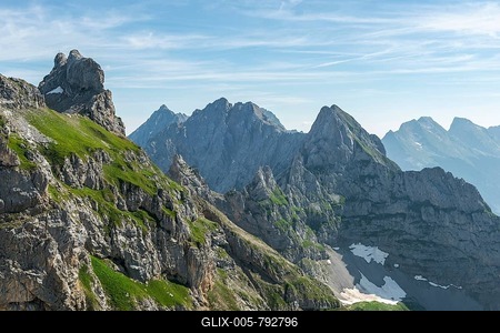 View of mountain summits, left Tiefkarspitze, middle Eastern Larchetfleckspitze, Mittenwalder Höhenweg, Karwendel Mountains, Mittenwald, Germany-stock-foto
